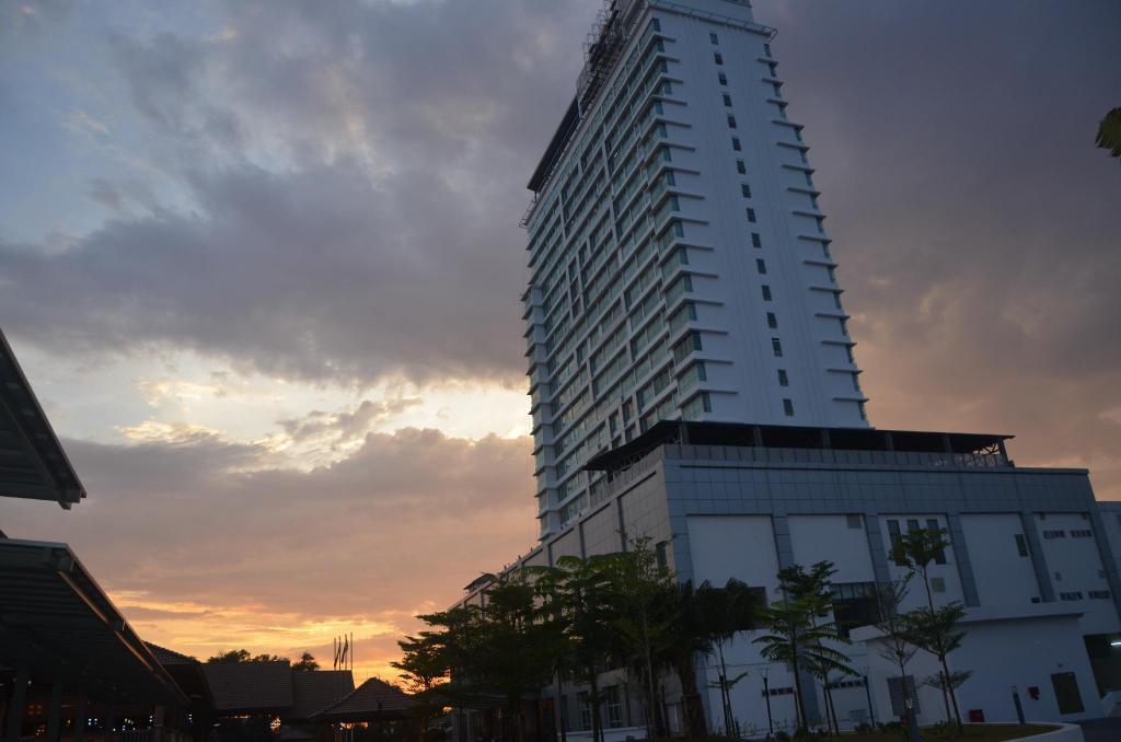 Tenera Hotel Bangi Exterior foto The 10-storey tower of the hospital