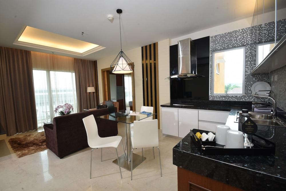 Tenera Hotel Bangi Exterior foto A 3D rendering of a kitchen and dining room