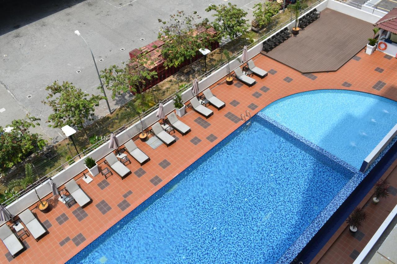 Tenera Hotel Bangi Exterior foto The pool at the hotel